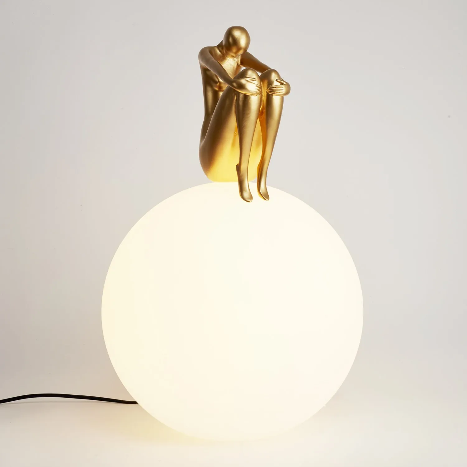 Lampa stołowa WOMAN-2 ,47 cm -złota figura, biały klosz - obrazek 4