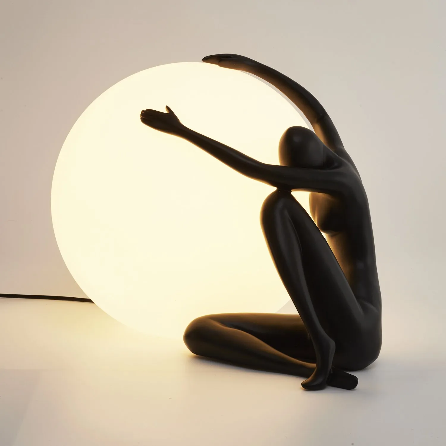 Lampa stołowa WOMAN-1 ,47 cm - czarna figura, biały klosz - obrazek 2