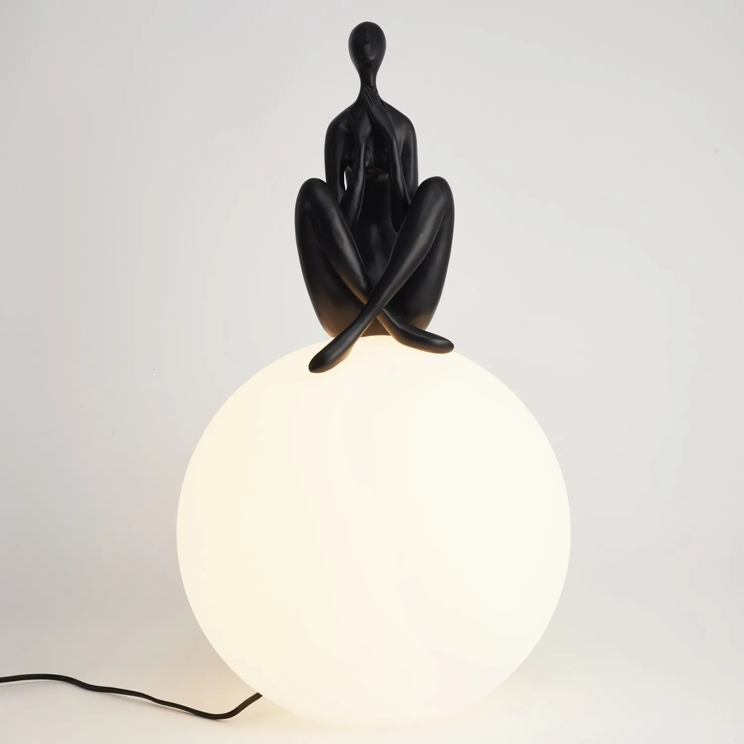 Lampa stołowa WOMAN-3 ,47 cm -czarna figura,biały klosz - obrazek 5