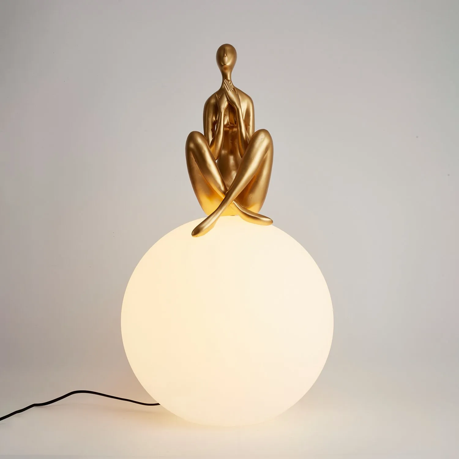 Lampa stołowa WOMAN-3 ,47 cm -złota figura, biały klosz - obrazek 2