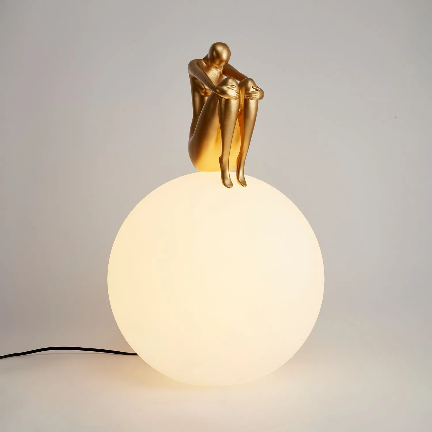 Lampa stołowa WOMAN-2 ,47 cm -złota figura, biały klosz - obrazek 3