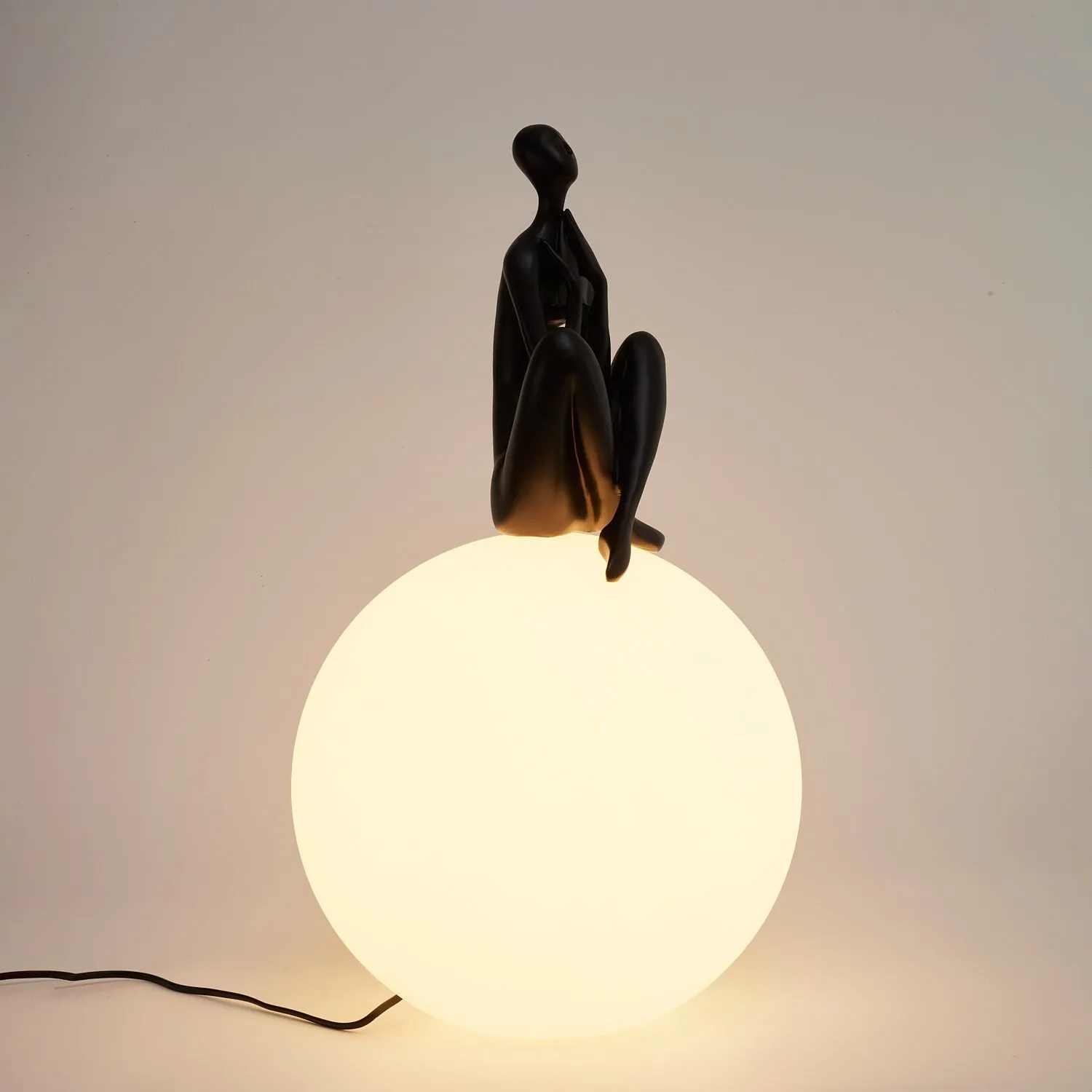 Lampa stołowa WOMAN-3 ,47 cm -czarna figura,biały klosz - obrazek 3