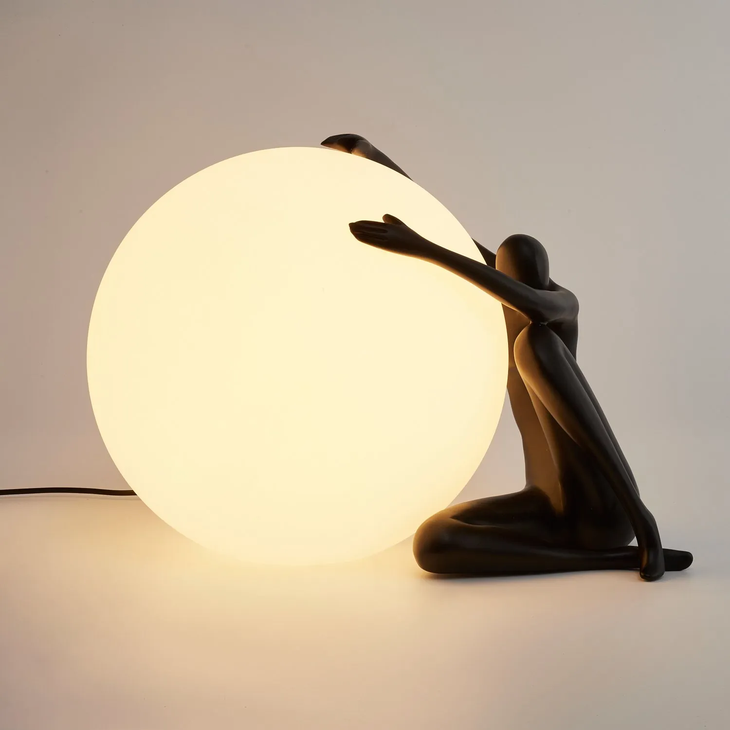 Lampa stołowa WOMAN-1 ,47 cm - czarna figura, biały klosz - obrazek 3