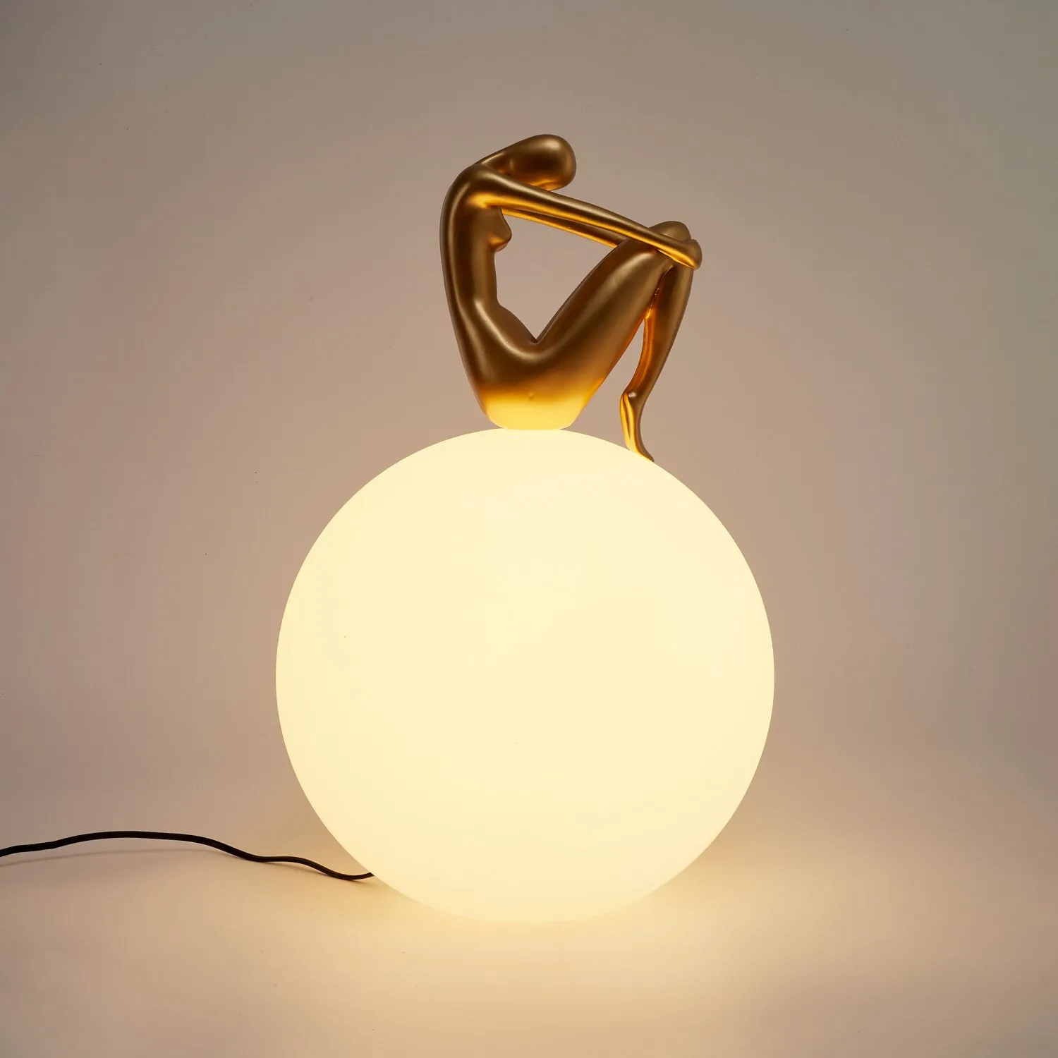 Lampa stołowa WOMAN-2 ,47 cm -złota figura, biały klosz - obrazek 2
