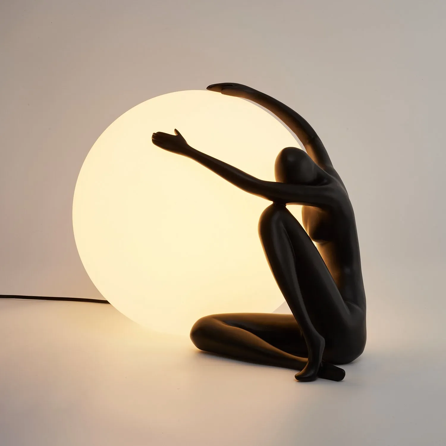 Lampa stołowa WOMAN-1 ,47 cm - czarna figura, biały klosz - obrazek 5