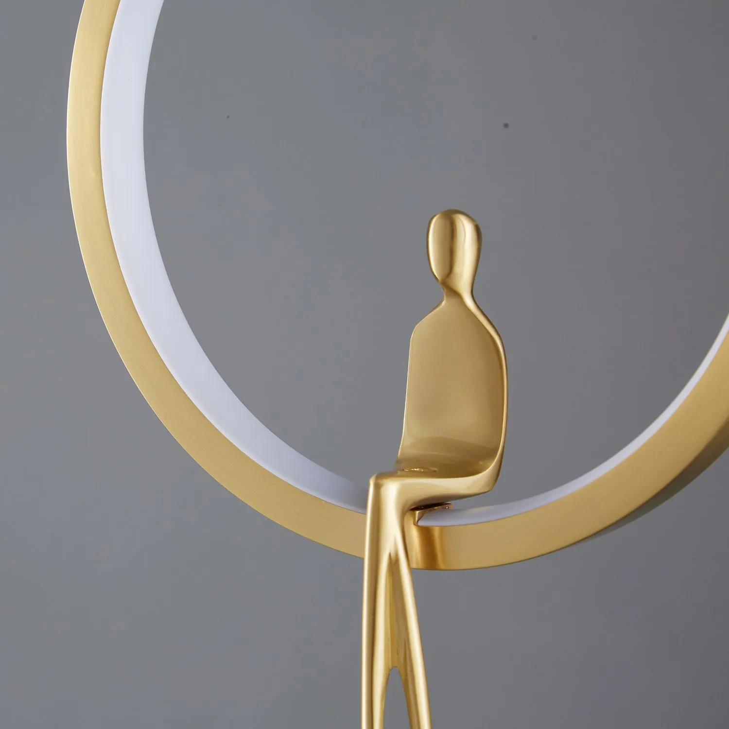 Lampa wisząca AMICI 27 cm - LED, mosiądz, złoty ring z dekoracyjną figurką - obrazek 12